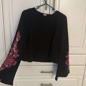 Cropped blouse size medium gorgeous sleeve detail